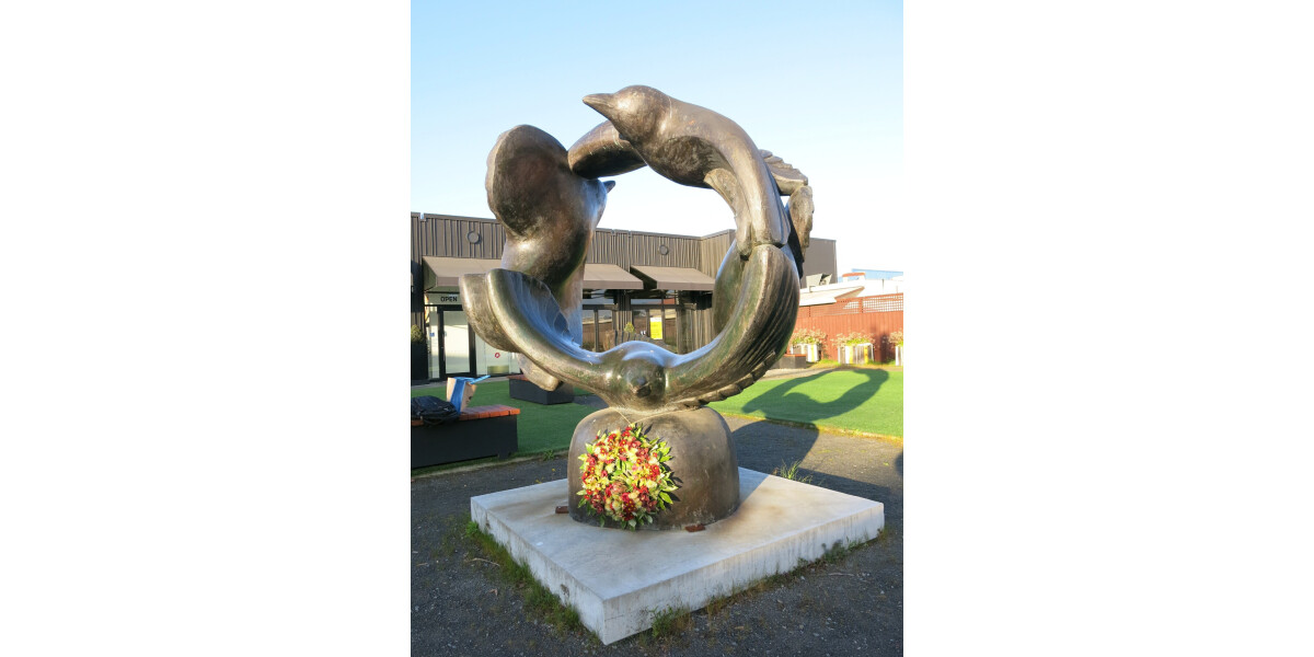 Wreath by Llew Summers' sculpture discoverywall.nz