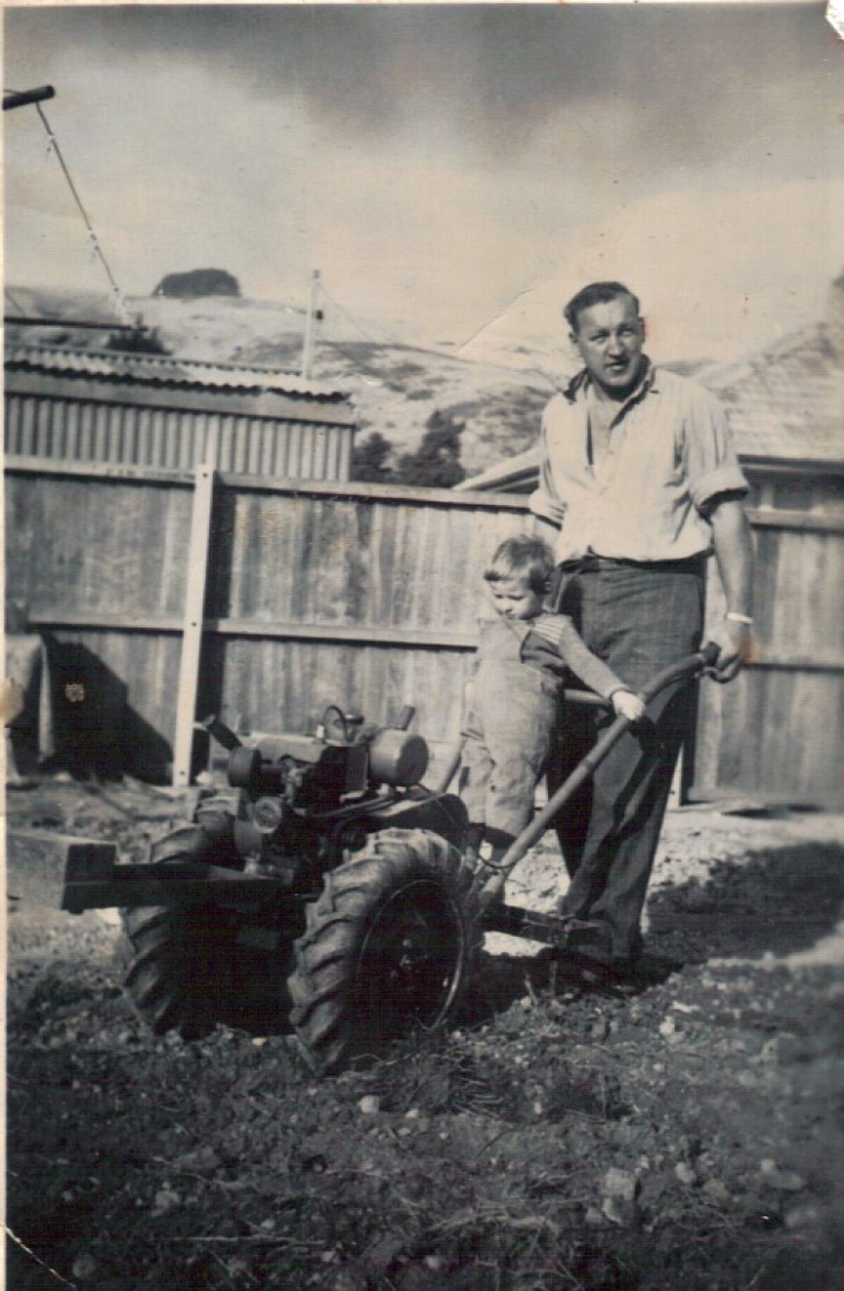 Gardening with Dad in Woolston, 1958. Christchurch City Libraries Photo Hunt. CC BY-NC-SA 4.0. CCL-PH20-DW-126811.