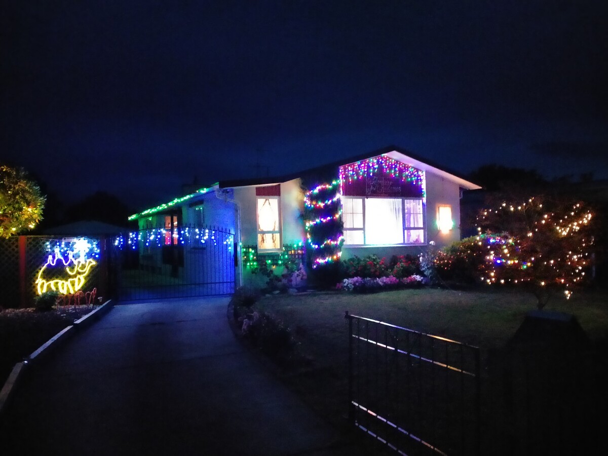 House decorated for Christmas | discoverywall.nz