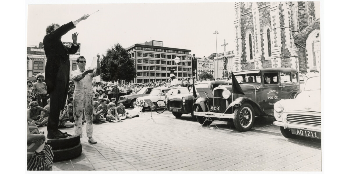 Car horn concert in the Square discoverywall.nz