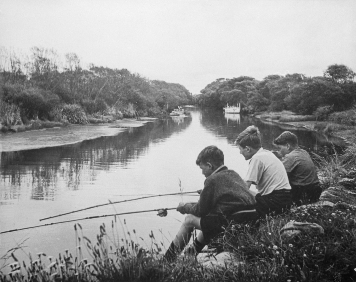 Fishing on the Avon River | discoverywall.nz