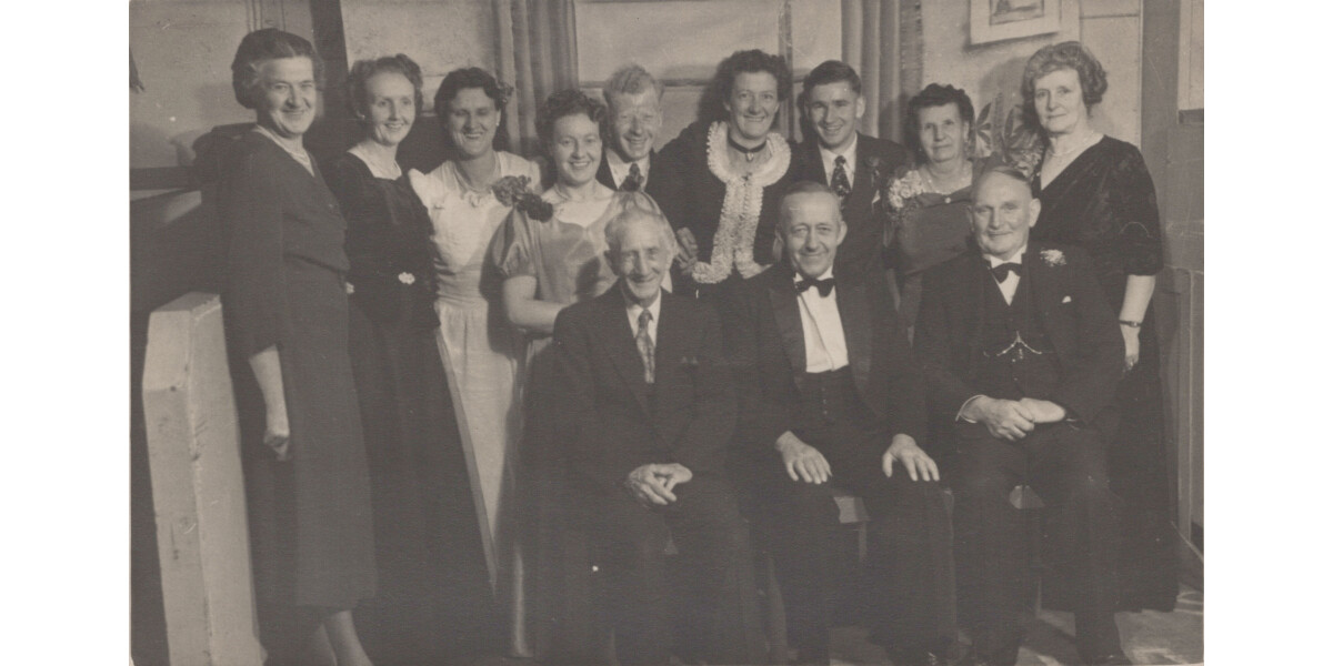 Group portrait of people in formal dress | discoverywall.nz