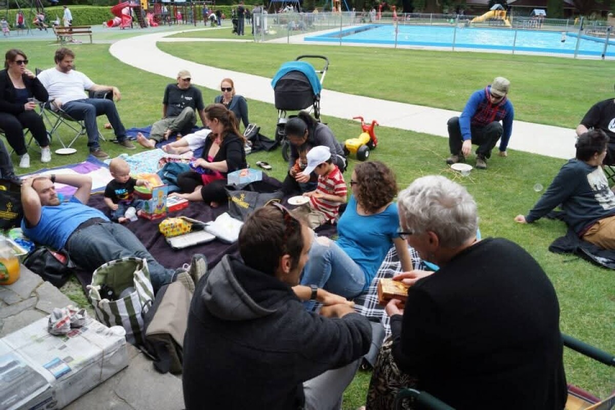 Family picnic in the Botanic Gardens