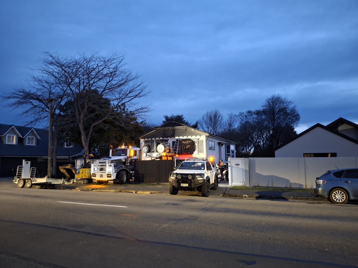 Transporting a house from Condell Avenue