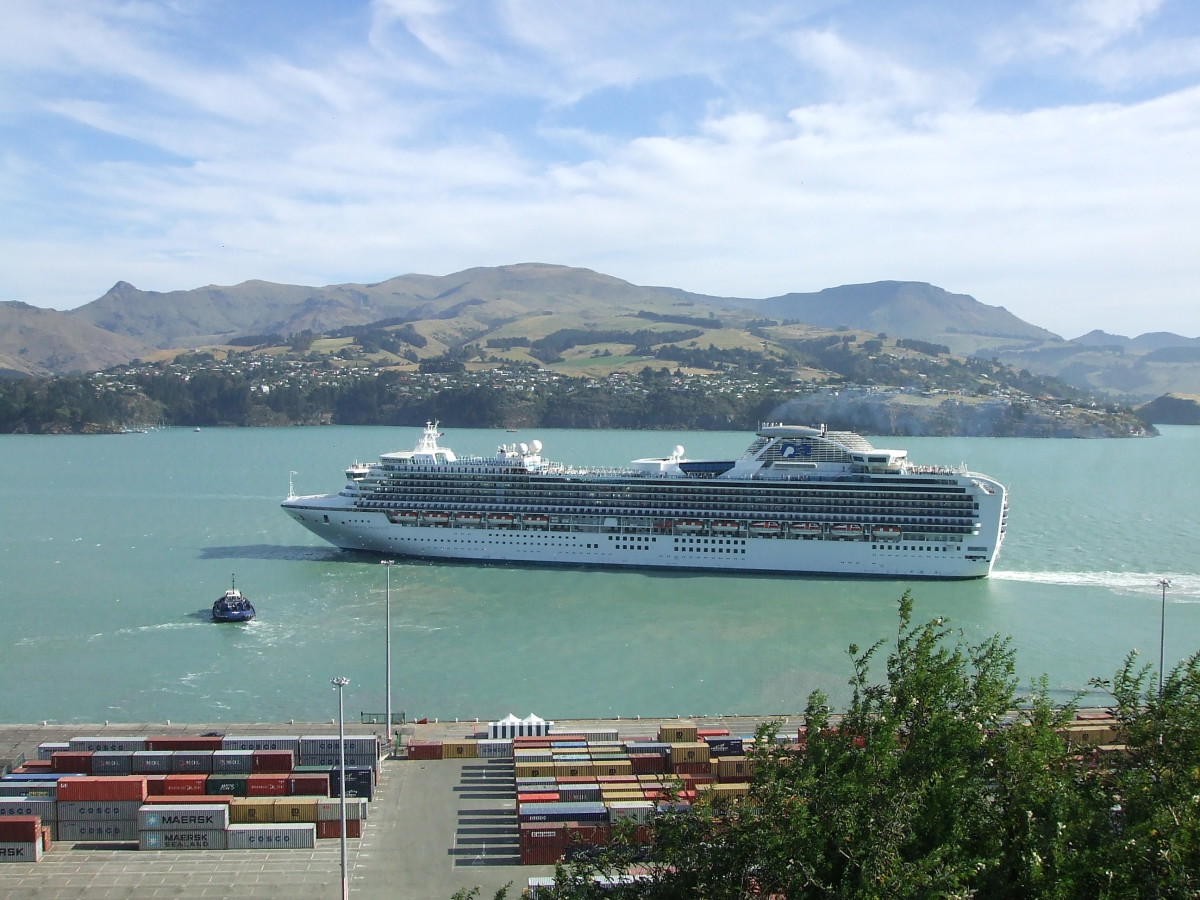 Diamond Princess And Tug Leaving Lyttelton Harbour Discoverywall Nz