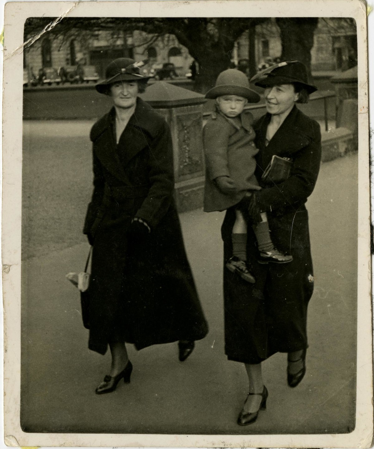 Alice Todd with Venis and Merle Olin | discoverywall.nz