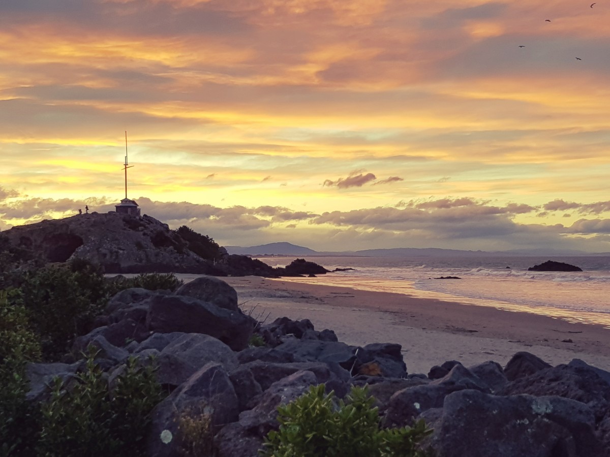 Cave Rock, Sumner | discoverywall.nz