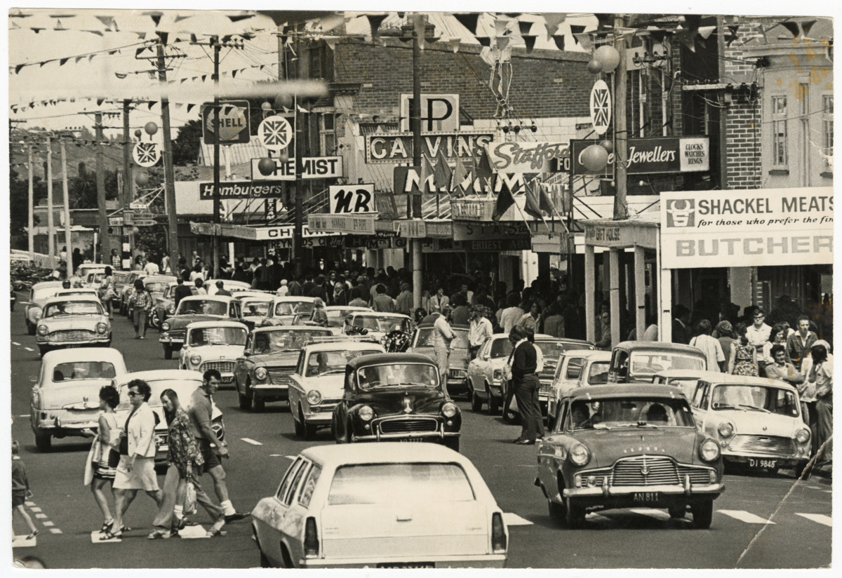 Cars and shoppers in New Brighton discoverywall.nz