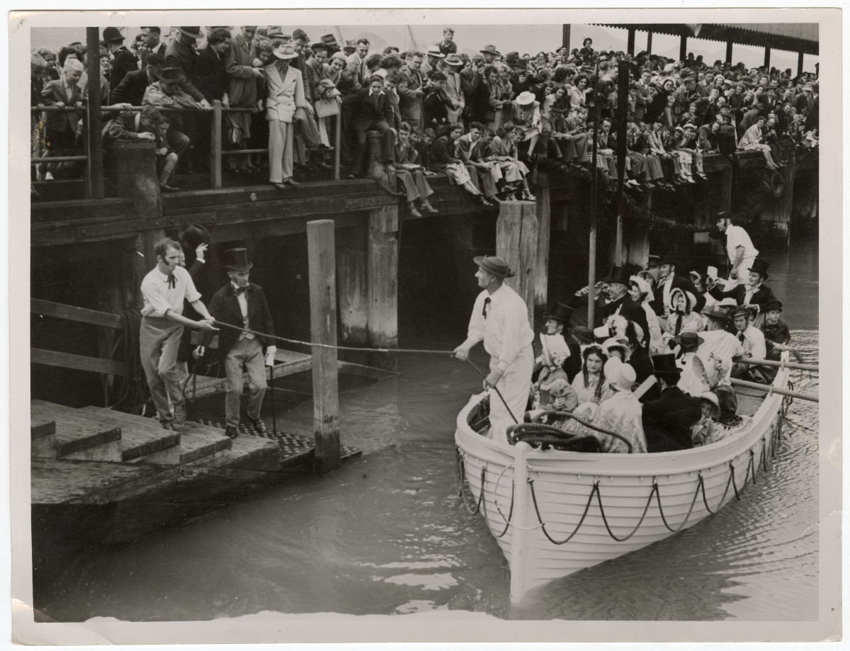 Reenactment of boat landing discoverywall.nz