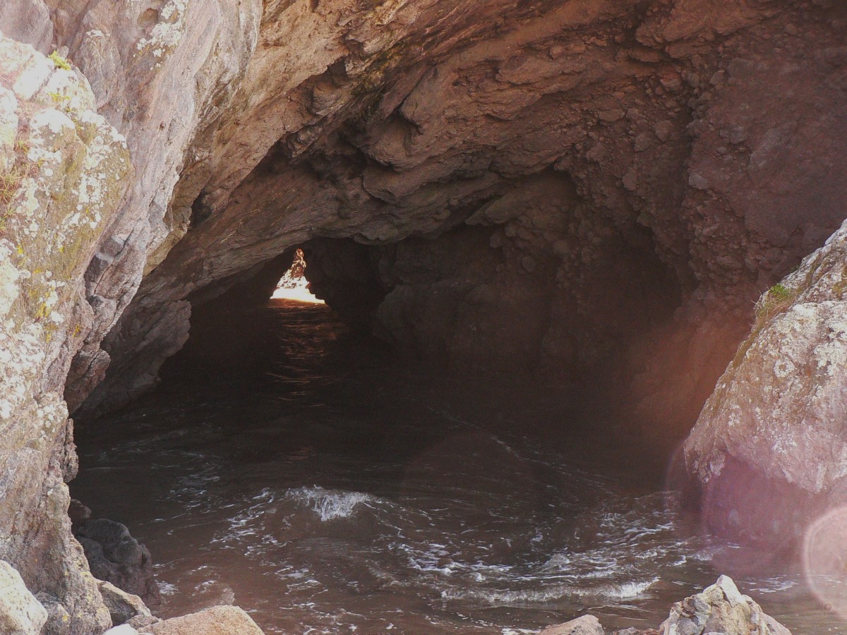 Cave Rock, Sumner discoverywall.nz
