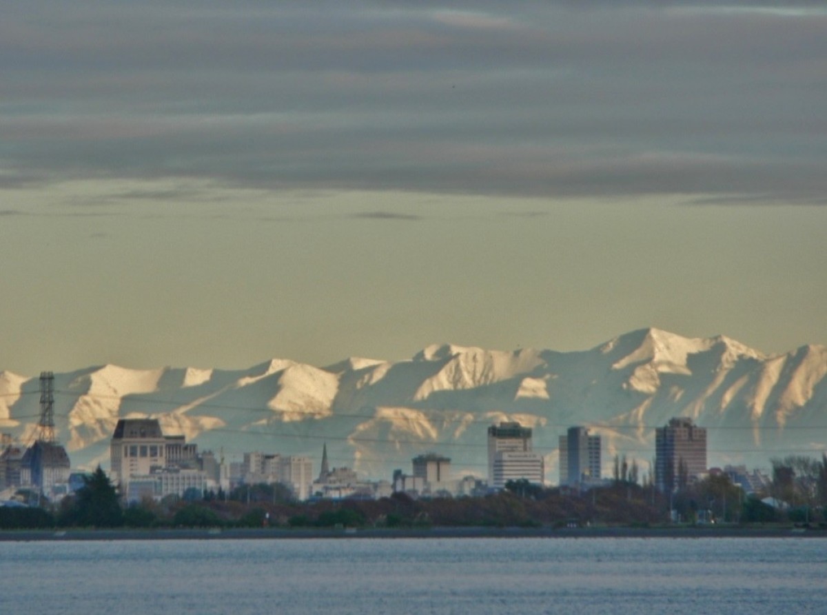 central-city-buildings-and-mountains-discoverywall-nz