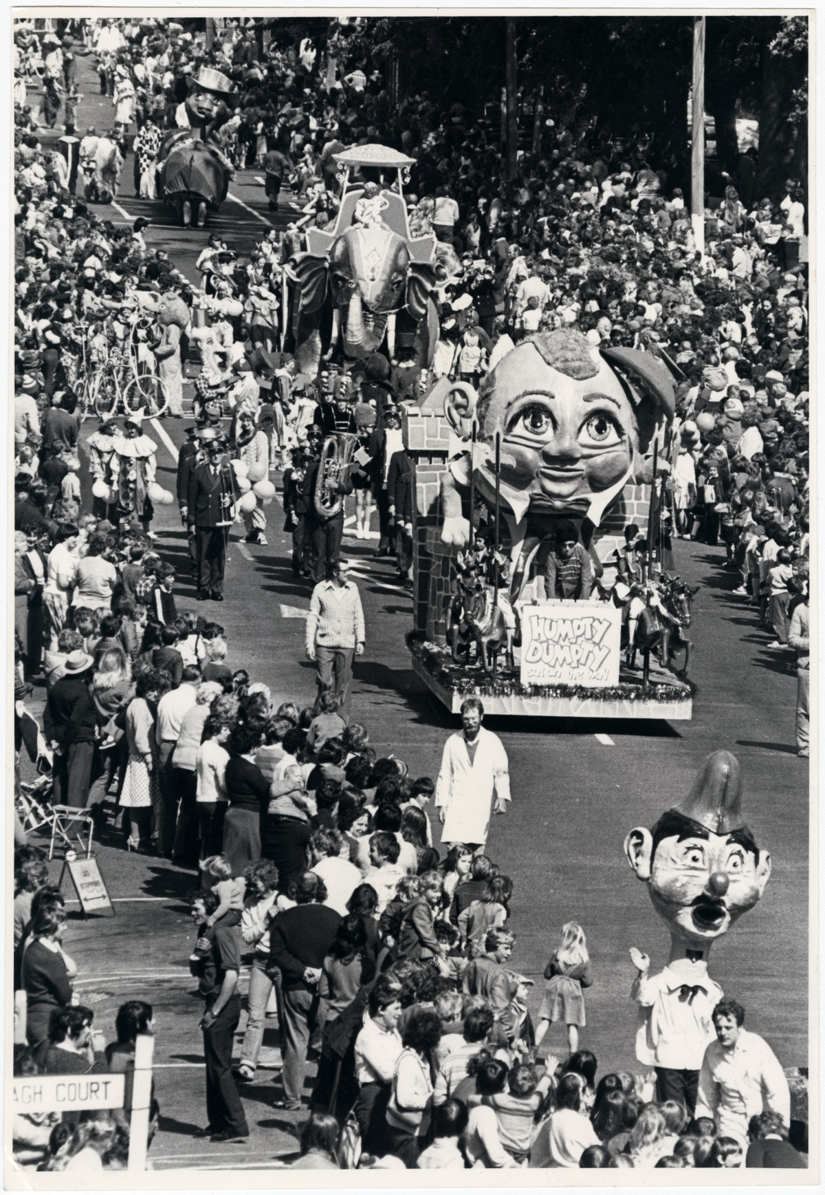 Farmers and Haywrights Christmas parade | discoverywall.nz